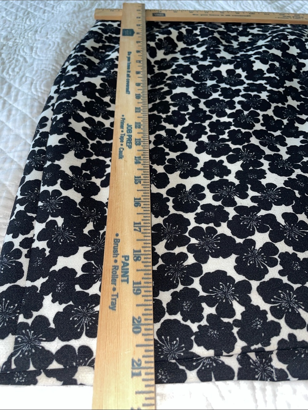 J. Crew Black & White Floral Pencil Skirt. Lined. Back zipper.  Size 2. - Picture 8 of 9